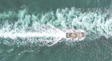 陆军某旅组织海上泛水编波训练