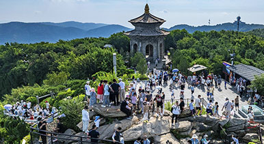 江苏连云港：花果山游人如织