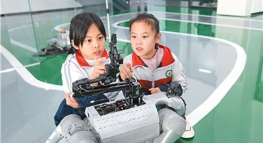 山东沾化小学生走近智能机器人