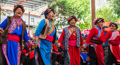 四川茂县：载歌载舞喜迎羌年
