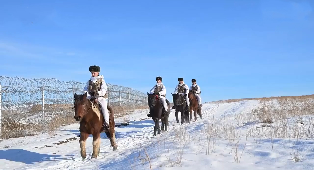雪原驰骋!边防官兵策马踏雪巡边关