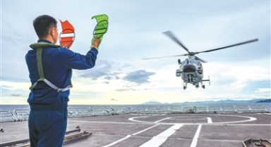 海军某支队开展舰机协同训练