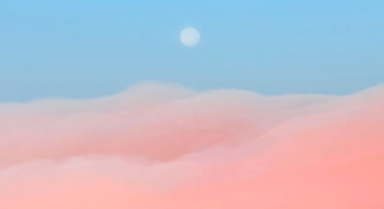 重庆:明月静悬粉色云瀑之上 美若仙境