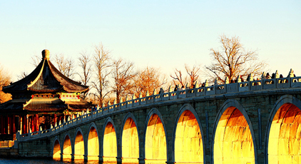 颐和园十七孔桥现“金光穿洞”美景