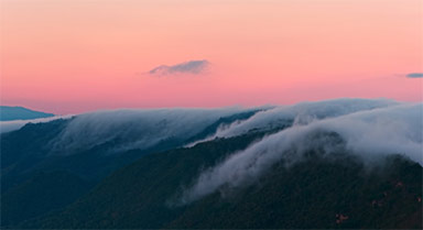 真行云流水！云南德宏晨雾如瀑
