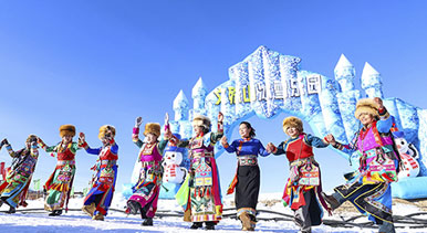 甘肃：冰雪乐园欢声笑语迎新年