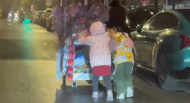 雨雪中女孩的一个鞠躬温暖了整个寒冬