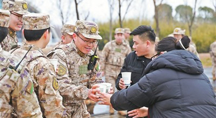 “同志哥，请喝一杯茶”