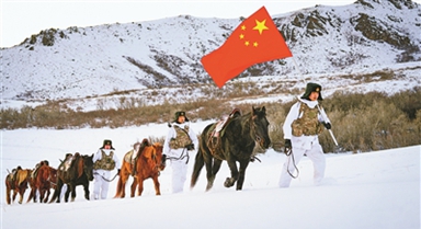 新疆军区某边防连官兵踏雪巡逻