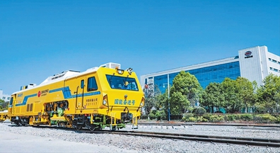 首台铁路隧道双动力智能捣固车下线