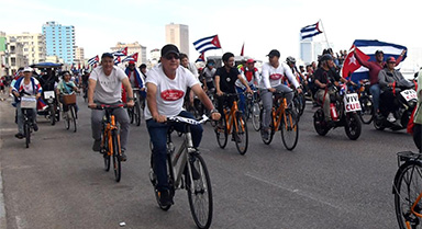 古巴青少年举行反帝游行