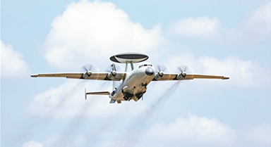 海军航空兵某部开展长航时飞行训练