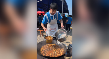 中学生春游野炊现场，“小厨神”上线