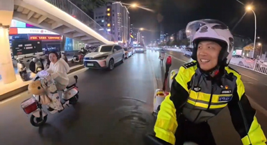 骑警深夜巡逻，一路“碎碎念”式劝导