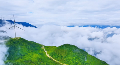 云海漫山峦 风车入画来